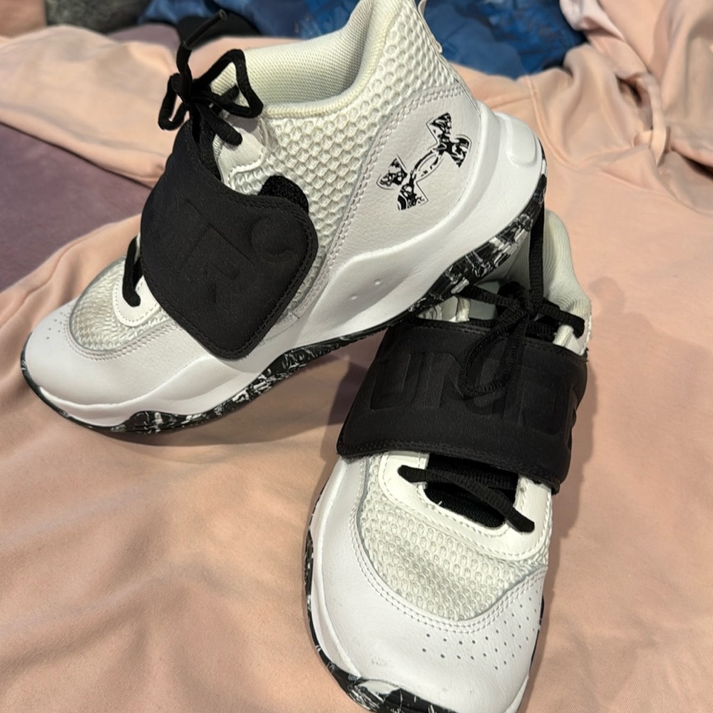 Boys/girls basketball shoes